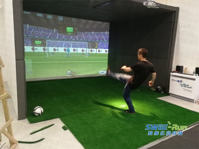 工作人员试踢模拟足球